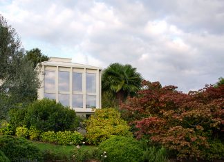 Una stanza vetrata nel paesaggio vicentino a firma ATOMAA