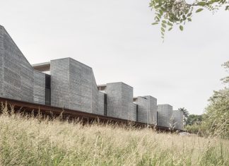 Sette scatole di legno auto-costruite a firma LCA architetti