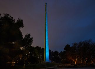 Scenografie di luce colorata per la Stele Dannunziana di Pescara