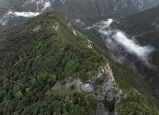 Echo of the Mountain di Associates Architecture