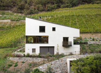 Casa M: un’abitazione contemporanea sulla città di Chiusa