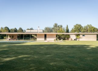 Una domus contemporanea in relazione con il paesaggio