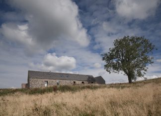 Un antico rudere in pietra trasformato in una casa di design