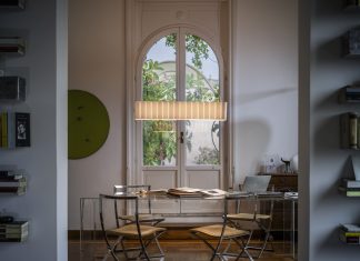 Una lampada a sospensione sinuosa come un drappeggio