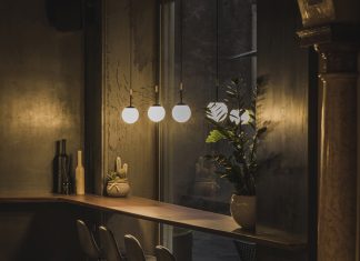 Un design essenziale celebra la luce nella sua essenza più pura