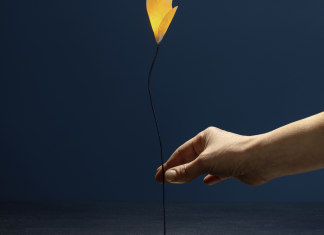 La leggerezza di un fiore delicato. Un mix tra artigianato e tecnologia