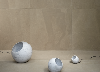 Un corpo celeste ricavato da un cubo di marmo Bianco Carrara