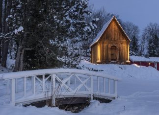 Si illumina la stavkirke di Haltdalen in Norvegia