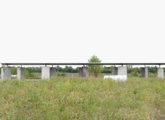 Uno spazio d’ombra e pietra di Associates Architecture