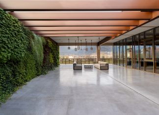 Una terrazza sospesa in perfetta armonia tra natura e design