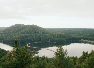 Cycling Between Terrils. Un ponte galleggiante in Belgio