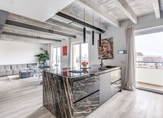 Un attico a Milano diventa un’oasi verde tra luce e design