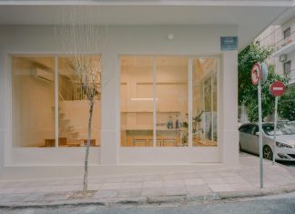 Un caffè luminoso nel centro di Atene