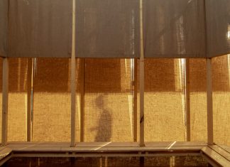 Un chiostro per la contemplazione nella danza del vento e della luce