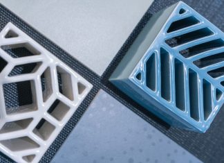 La ceramica diventa elemento tridimensionale e scultoreo