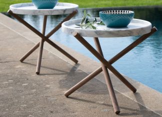 Il tavolino da giardino rotondo in marmo di Carrara