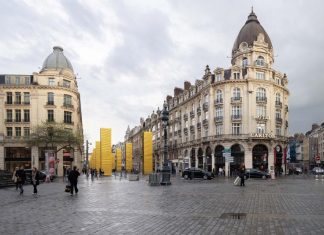 Golden Monoliths trasformano una delle strade principali del centro storico di Lille