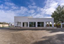 Una villa dalle linee essenziali, luce naturale e finestre slim