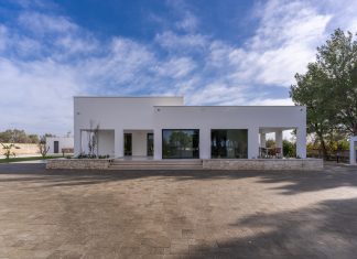 Una villa dalle linee essenziali, luce naturale e finestre slim