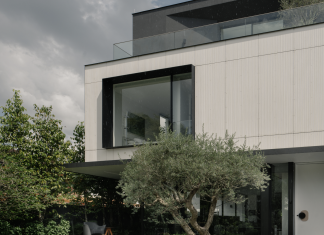 Natura e luce: volumi dinamici e vetro per una casa bifamiliare