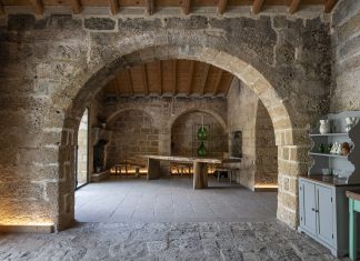 Casina Calò: perfetta sintonia tra cemento e resina