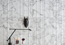 Il rivestimento in pietra che evoca il plissé sartoriale