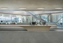 Illuminazione scenografica e geometrie armoniose