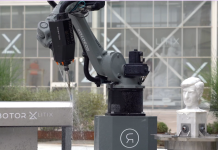 Il volto di Maurizio Cattelan scolpito da un robot in meno di 48 ore a Marmomac