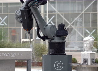 Il volto di Maurizio Cattelan scolpito da un robot in meno di 48 ore a Marmomac