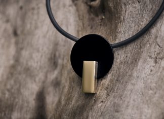 Placche elettriche ispirano gioielli: nuovo dialogo tra tecnica e arte