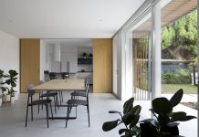 Un’architettura domestica fatta di luce, materia e trasparenza
