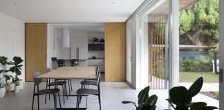 Un’architettura domestica fatta di luce, materia e trasparenza