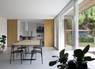 Un’architettura domestica fatta di luce, materia e trasparenza