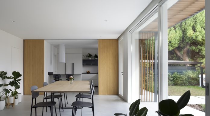 Un’architettura domestica fatta di luce, materia e trasparenza