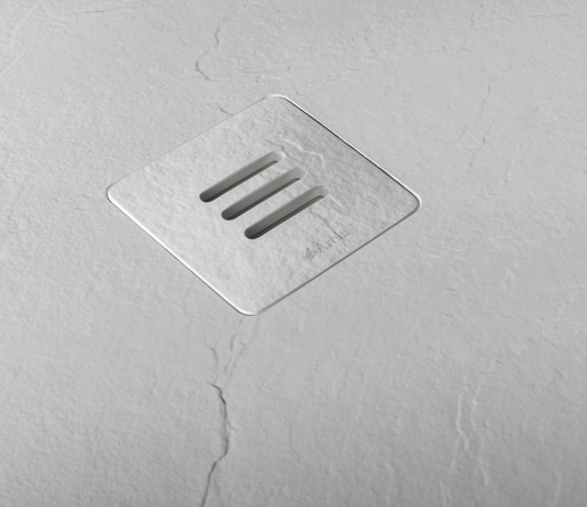 Il piatto doccia alleggerito che rivoluziona l’installazione