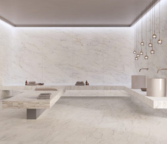 La purezza del marmo bianco di Carrara incontra l’innovazione ceramica