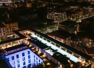 Una piscina sospesa sui tetti di Firenze