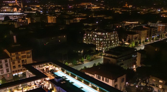 Una piscina sospesa sui tetti di Firenze