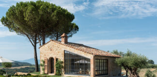 La pietra naturale esalta gli spazi di un casolare in Val D’Orcia