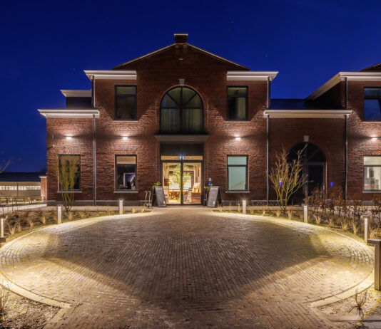 La luce è elemento architettonico e scenografico