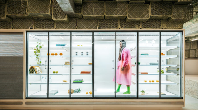 Plastic Box: riscrivere il supermercato attraverso il brutalismo plastic box