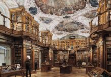 La luce mette in scena un prezioso patrimonio librario