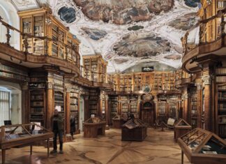 La luce mette in scena un prezioso patrimonio librario