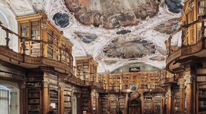 La luce mette in scena un prezioso patrimonio librario