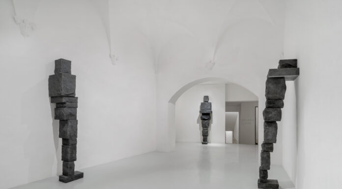 Antony Gormley e l’architettura del corpo: “What Holds Us” a Galleria Continua