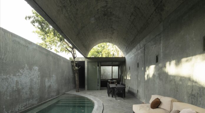 Casa Gruta: il brutalismo verde che richiama le grotte dello Yucatán casa gruta
