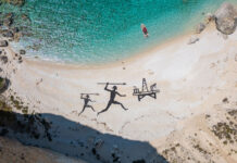 The Hunt, installazione sulla spiaggia a Othonoi