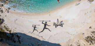 The Hunt, installazione sulla spiaggia a Othonoi