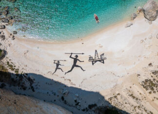 The Hunt, installazione sulla spiaggia a Othonoi