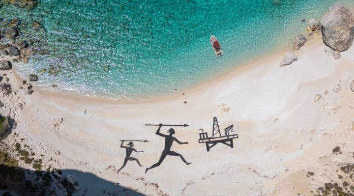 The Hunt, installazione sulla spiaggia a Othonoi